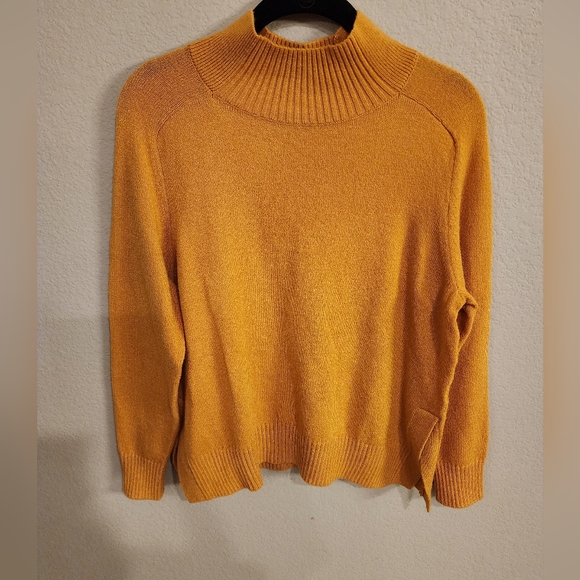 Banana Republic Sweaters - Women's Banana Republic Mustard Sweater w Vented Sides - SZ S